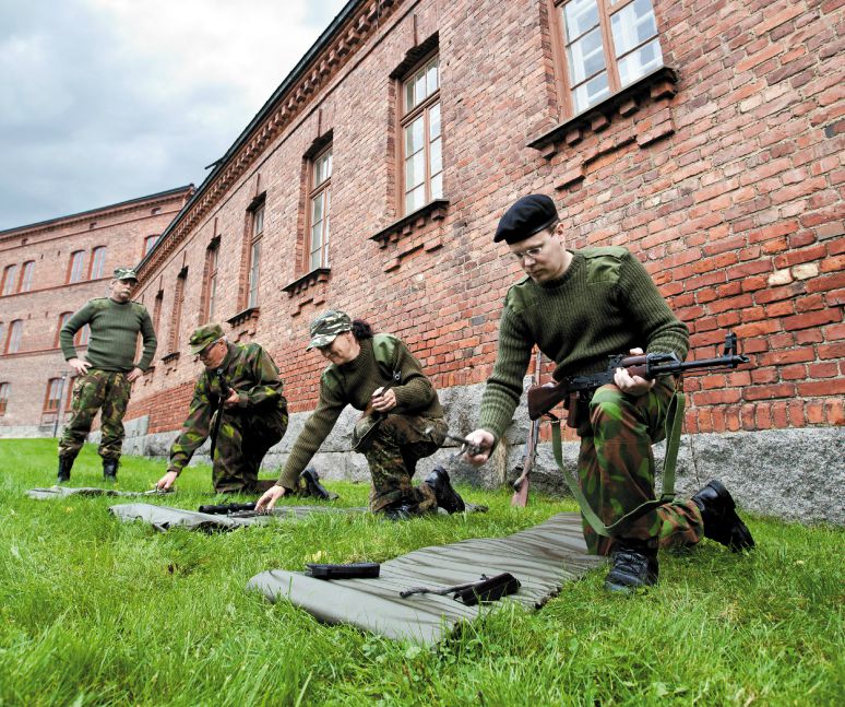 Ikäluokkien Supistuminen Tuo Myös Naiset Kutsuntoihin - Reserviläisliitto